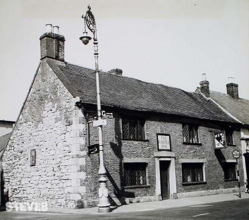 Dating back to 1550, The Castle Inn is the oldest public house in Newport. Its fascinating past includes sword fights, ghost stories, hidden passageways — & many shared pints.

Read at iwbeacon.com.

Photo taken in 1944. Courtesy of Steve Berden.

#isleofwighthistory