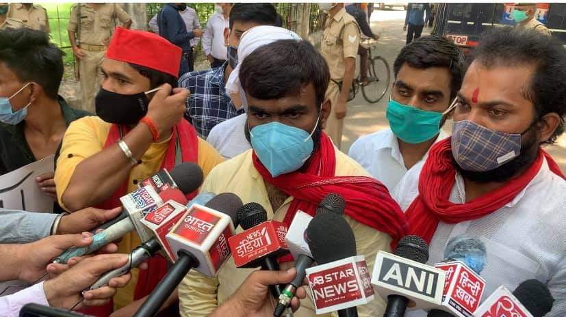 sandeep_A2Y's tweet image. आज दिनाँक 7/6/2021 को मिर्जापुर की बेटी पूजा मोदनवाल को न्याय दिलाने के लिए जिलाधिकारी कार्यालय पर साथियों के साथ धरना प्रदर्शन|

इंक़लाब ज़िन्दाबाद