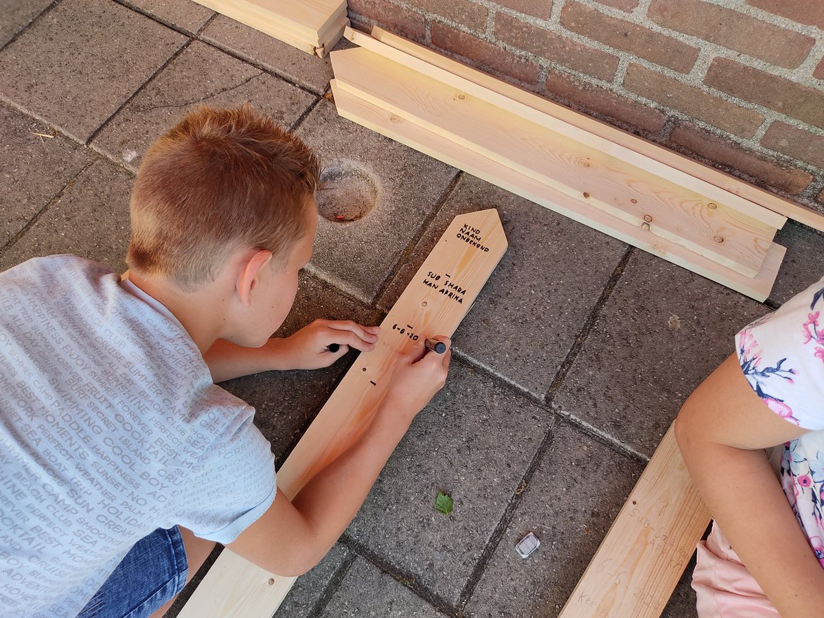 Linda Janse (@ljansedejong) on Twitter photo Vandaag 'Gedenktekens' gemaakt met diverse groepen van <a href="/SchakelBasissch/">Schakel Basisschool</a> . Voor iedere vluchteling die de vlucht naar Europa niet overleefd heeft één. Als school nemen wij er 300 voor onze rekening. 300 van de 44.000!! Indrukwekkend! #christianrefugeerelief #respect #migreat Vandaag 'Gedenktekens' gemaakt met diverse groepen van <a href="/SchakelBasissch/">Schakel Basisschool</a> . Voor iedere vluchteling die de vlucht naar Europa niet overleefd heeft één. Als school nemen wij er 300 voor onze rekening. 300 van de 44.000!! Indrukwekkend! #christianrefugeerelief #respect #migreat