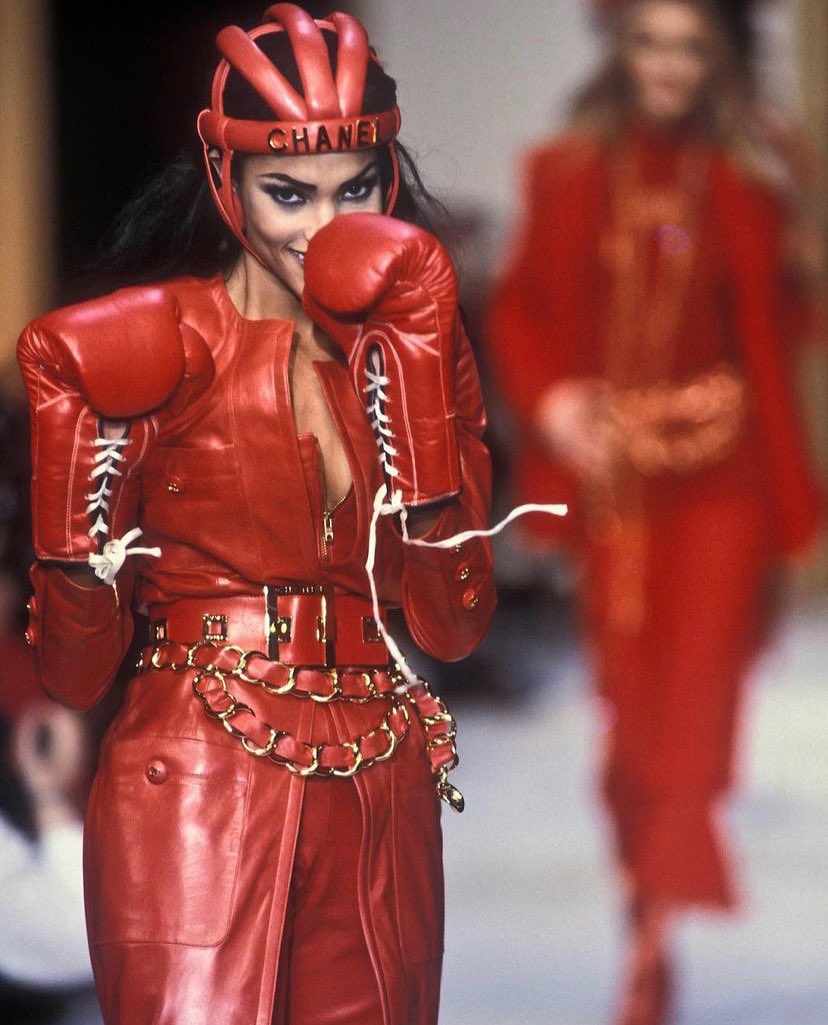 A este Chanel del 92 le llamo: preprarándome para empezar una semana más de trabajo con Mercurio Rx en Géminis.