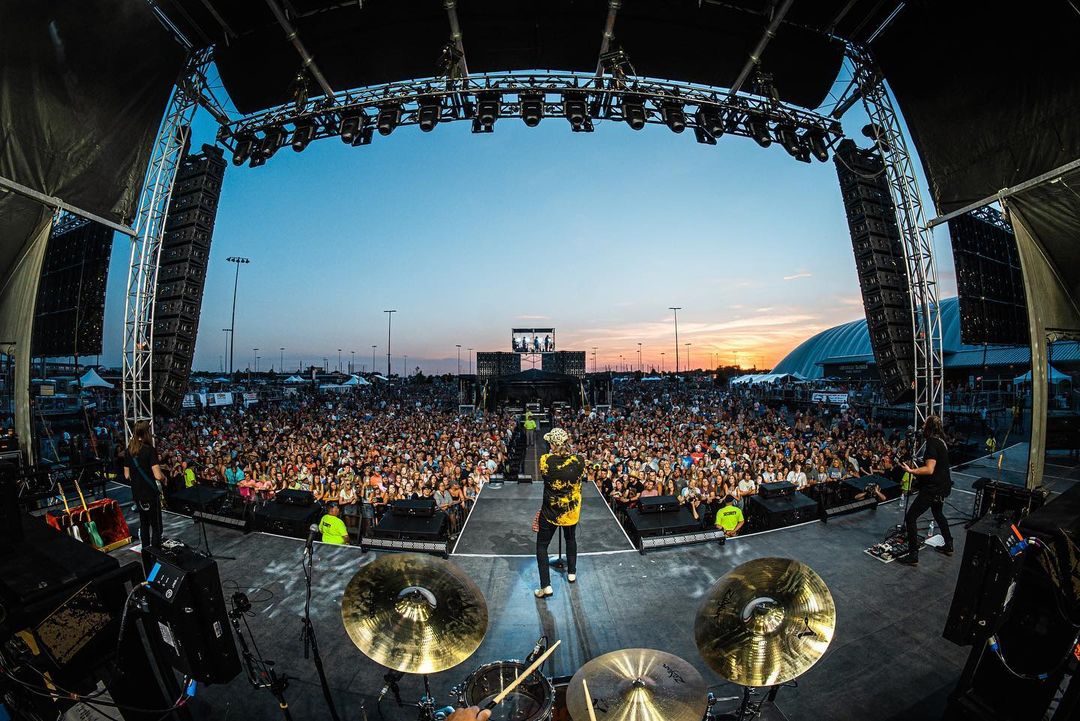 HardyMusic's tweet photo. Tailgates N’ Tallboys. Holy sh*t y’all. One of my favorite shows of all time. 📷: Tanner Gallagher https://t.co/JJVAh2kbSs