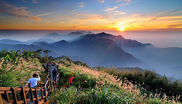 LabxSocial's tweet image. &quot;Happiness is not the absence of problems, it’s the ability to deal with them.&quot; - Steve Maraboli😊

#mondaythoughts #sunrise #quotes