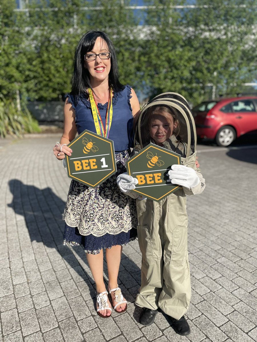 Our first mother and daughter beekeepers. Both have given up their time to learn to look after the bees <a href="/SwanseabayNHS/">Swansea Bay NHS</a> @CharitySwansea wellness garden. #wellbeing #NHS #Sustainability thanks @ViessmannUK <a href="/plumbwisewales/">Plumbwise</a>