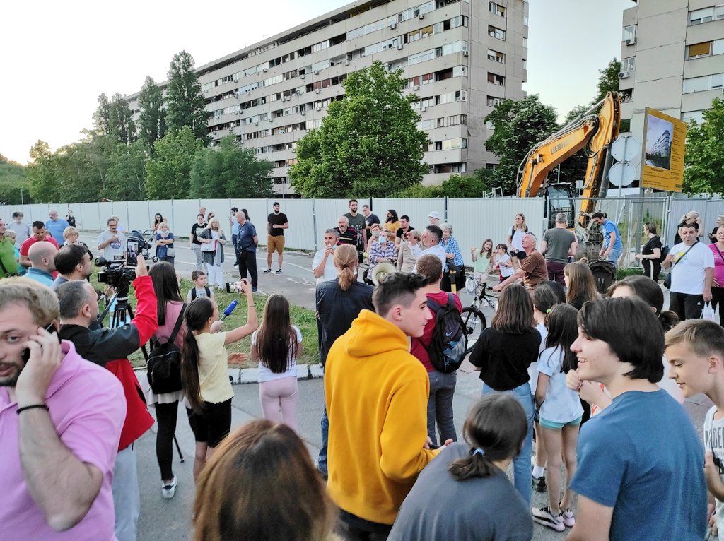 dobrinacelnik's tweet photo. I večeras komšije blokiraju Bulevar Milutina Milankovića zbog planirane izgradnje u njihovom bloku 37. 
#blokovi #blok37 https://t.co/TB95RbM6kS