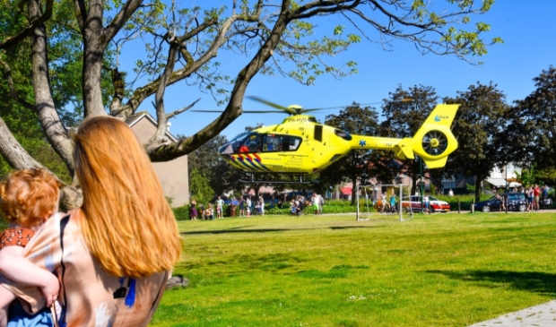 Traumahelikopter landt op trapveldje in Kockengen, bewoners massaal hun huis uit - ..