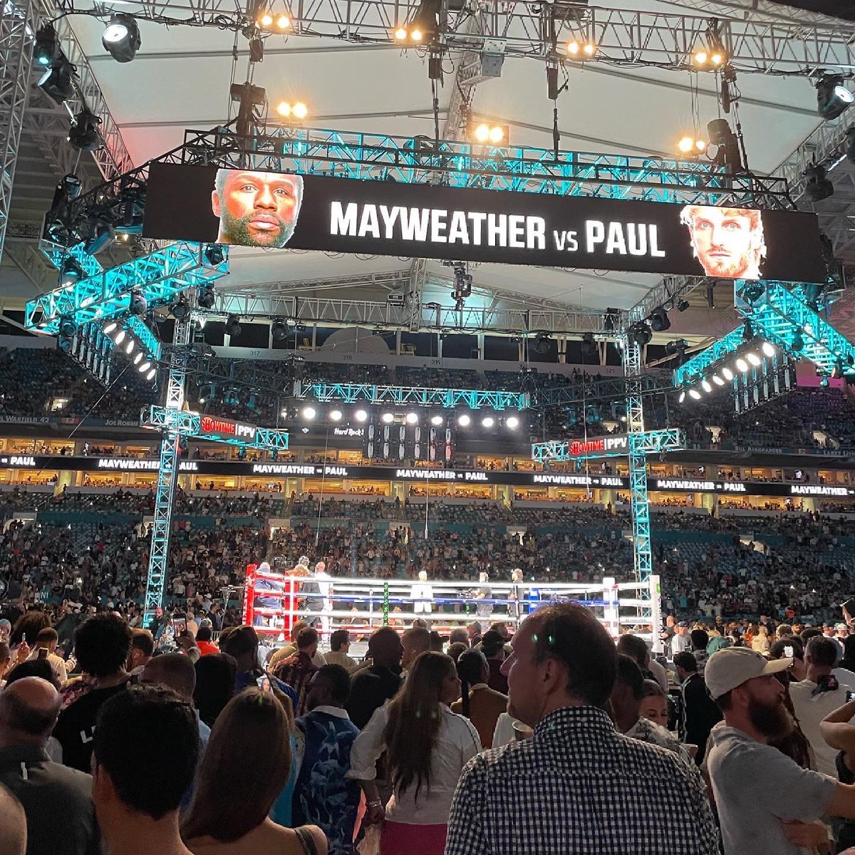 MOBILEMIKE_'s tweet photo. #FloydMayweather @floydmayweather vs. #LoganPaul @loganpaul Ends Without a knock out. 
Mayweather and Paul fought in an eight-round exhibition that ended without a winner. #HowCrazyIsThis #AnotherLongNight #PromotingTheFuture #WeGotThisPlaceOnLockdown #MoreToCome https://t.co/rlC9NsJVAt