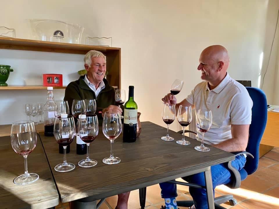 Vriesenhof's tweet photo. Wine tasting with @getwine today @johanwegner
#winetasting #mondays #vriesenhof #getwine #legends https://t.co/nTXiPaTuG1