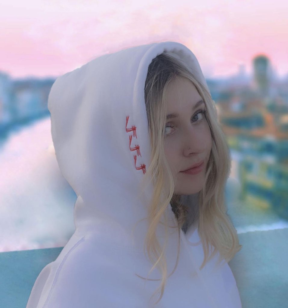 simplycom_plex's tweet image. New items are now live on my website&amp;lt;3

The jeans are custom tailored to fit legs of all lengths, and you have the ability to monogram whatever 3 letters/digits you want on the hood of the cherub sweatshirt🥰

Tap the link in my bio to shop👀💕