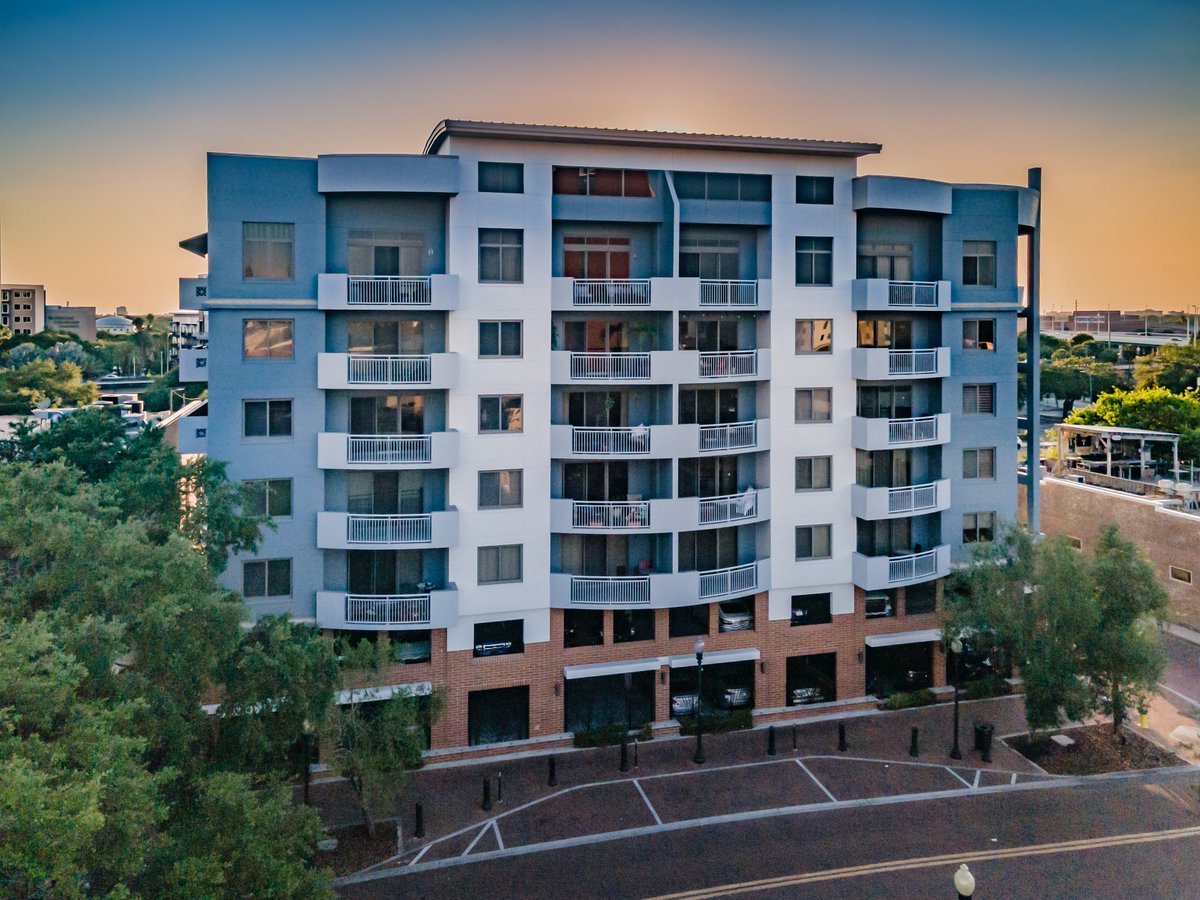 smith_associate's tweet photo. Chic &amp; contemporary, this rare luxury penthouse in Historic District of Downtown Tampa offers soaring 2-story windows &amp; views of Tampa’s ever-changing skyline! 🏙️ #SmithIsHome #SmithSells

Presented by The Wood Team | @thewoodteam 

Take a peek: https://t.co/q6wkHOAtnk https://t.co/y0kX9Zy7Ep