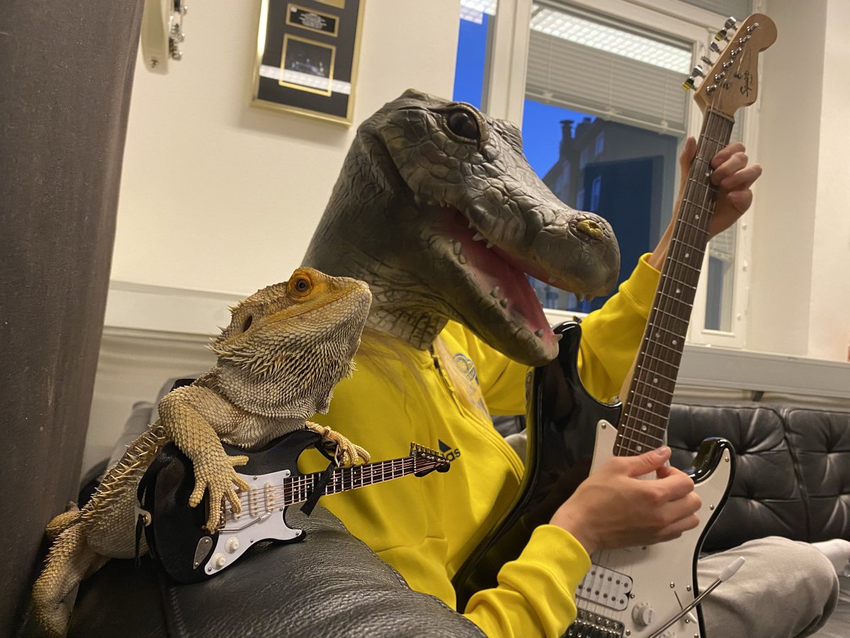 Nu är den här!
Oves låt ”Håller på Blågult” finns ute på alla musikplattformar! 

Vore evigt tacksam om ni ger den en chans. Varför inte ta en lyssning nu här direkt på Spotify?!
👇👇👇👇
open.spotify.com/track/5IgdCTsU…