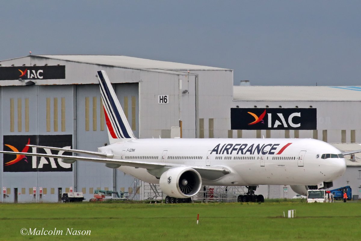 malcolm_nason's tweet photo. Air France B777-328ER's swopped in the IAC paint hangar at Shannon yesterday evening with F-GZNK departing with the new larger titles and F-GZNI arriving for the same treatement. https://t.co/0X31v20RpP