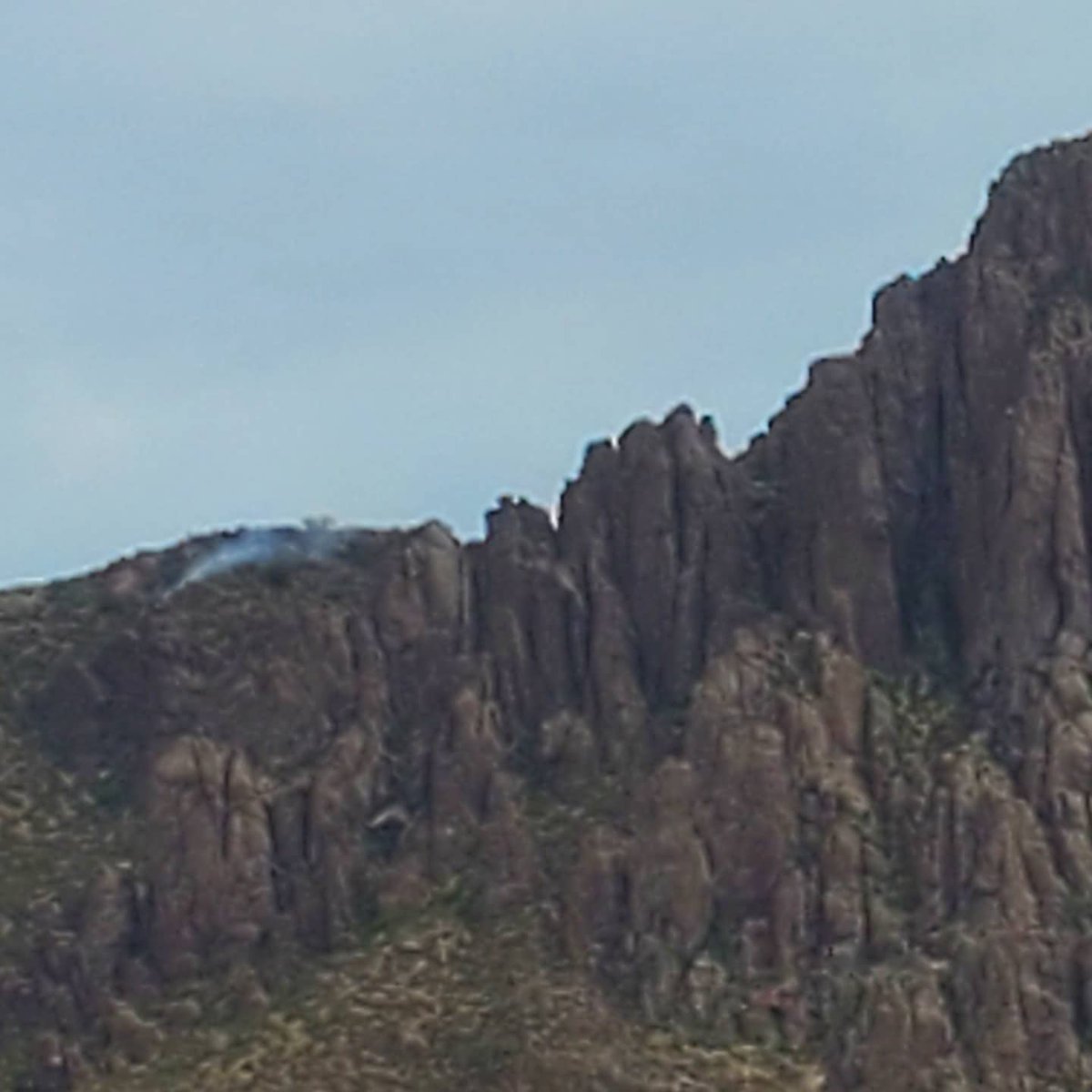 RevvonR's tweet photo. Update of fire activity near Superior, Arizona with the Telegraph Fire. The images depict the remaining fire atop Apache Leap east of Superior where smoke from Oak Flats is visible.
#TelegraphFire #SuperiorAz #Apacheleap #Oakflats #Arizona #wildfires https://t.co/CsqGrl6tqR