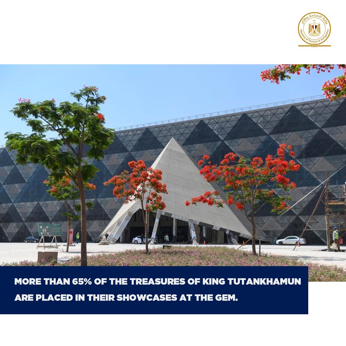 TourismandAntiq's tweet image. Dr. @KhaledElEnany6 visited the GEM to follow up on the progress of work. 100% of installation work of artifacts in the atrium &amp;amp; the grand staircase are complete, all showcases of #Tutankhamun ‘s galleries are installed &amp;amp; more than 65% of his treasures are placed in showcases.