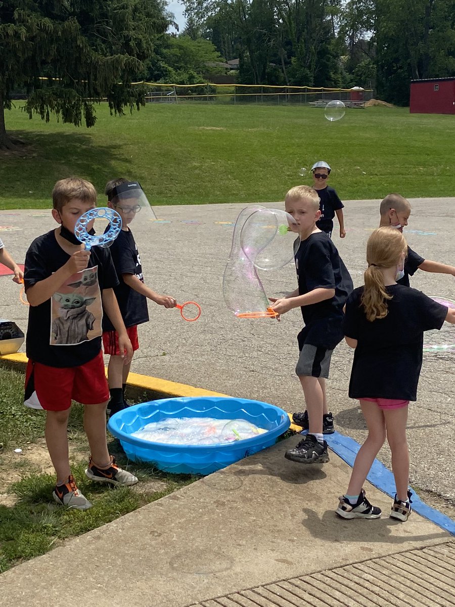 EHuwalt's tweet photo. What a great day for Fun in the Sun. Thank you to our PTO for making this day special. @GOMV_EF https://t.co/EGdiAzhDkc