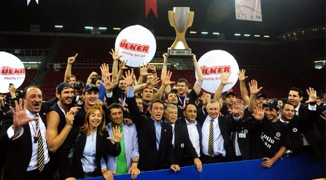 DegajSportscom's tweet photo. Anadolu Efes Fenerbahçe’nin sahasında kupa kaldırdı diye komiklik yapan Galatasaray taraftarına ufak bir hatırlatma...

Sizin sayı olunca gol diye sevindiğiniz zamanlarda biz sahanızda kupa kaldırıyorduk :) https://t.co/jDcYpr79s1