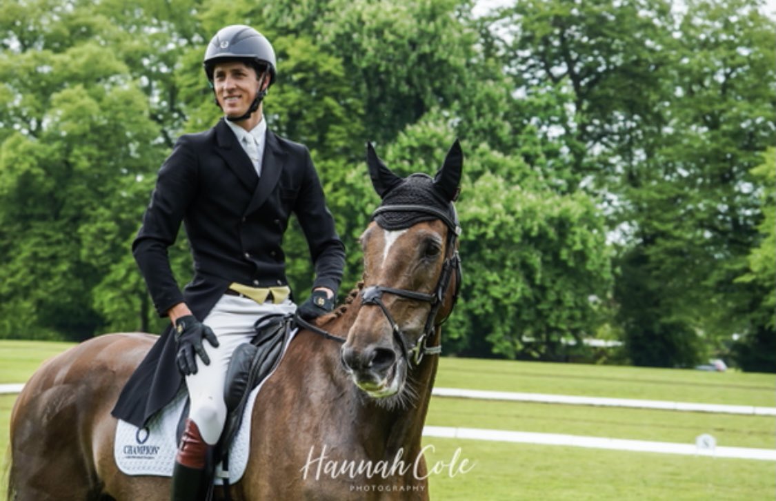 Smiling our way through the start of a new week. Even The Partner has his purley whites on show. 
Have a great week 😀
📸 @justmshannah 

@albionsaddlemakers 
@championequestrian 
<a href="/mooreequestrian/">Moore Equestrian</a>
@toggiclothing 
<a href="/safe_riding/">Buford Jacob</a> 
<a href="/nafuk/">@nafuk</a>