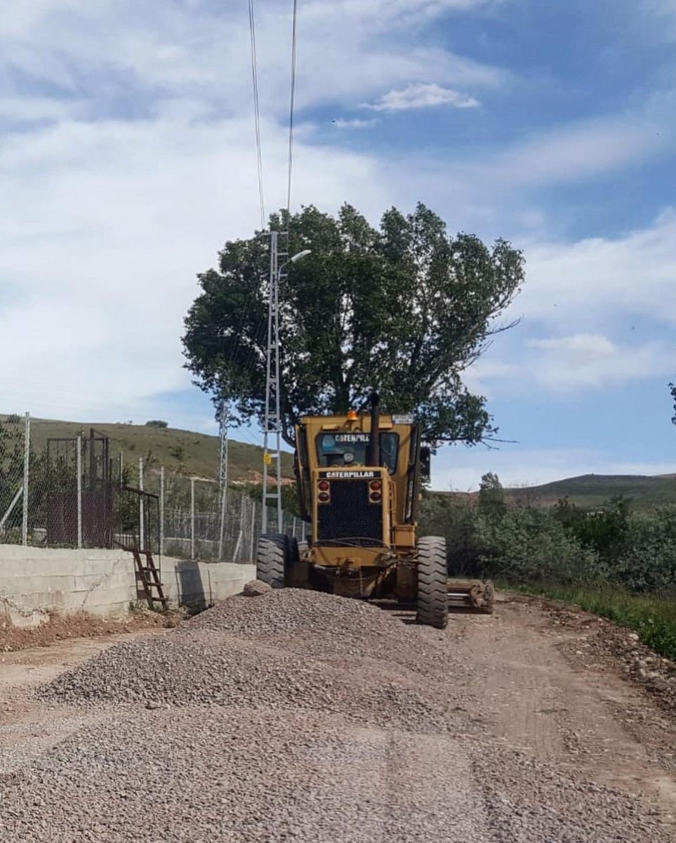 KocasinanBld's tweet photo. Kırsal mahallelerimizde yol çalışmalarımız devam ediyor 👏🏻
📍#Molu Mahallesi
📍#Yüreğil Mahallesi
📍#Eyim Mahallesi
#Kayseri #Kocasinan #KocasinanBelediyesi https://t.co/awFGn2zQOX
