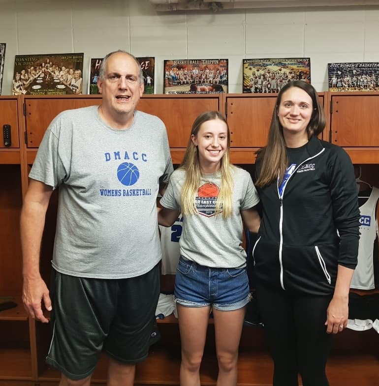 reanna_hutch's tweet image. Beyond excited to be a Bear!! #DMACC #Committed   Thank you @coachdmacc @JocelynKovarik @DmaccWBB 🏀

@TWBlack2022  
@vcteamwi 
@ECN_Athletics