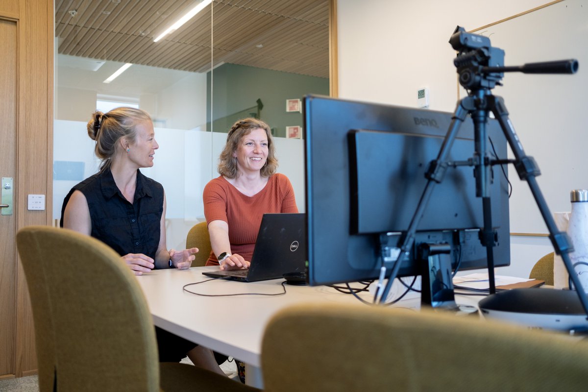 Here we are, me and <a href="/GabbiTEG/">Gabriella Ljungström</a> in our studio for our fully digital #BSRS_SDG14 <a href="/BergenResearch/">Bergen Summer Research School - archived</a> PhD summer course with 25 international students! #watchthisspace for updates 🤓, we have given our students an outreach challenge! 
📸@esenneset