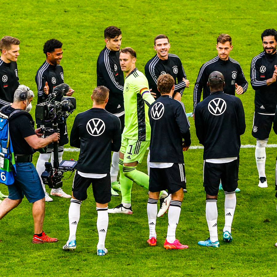 brfootball's tweet photo. Manuel Neuer receives a guard of honor before their game against Latvia for making his 100th appearance for Germany 🧤 https://t.co/N5HhtbKL2t