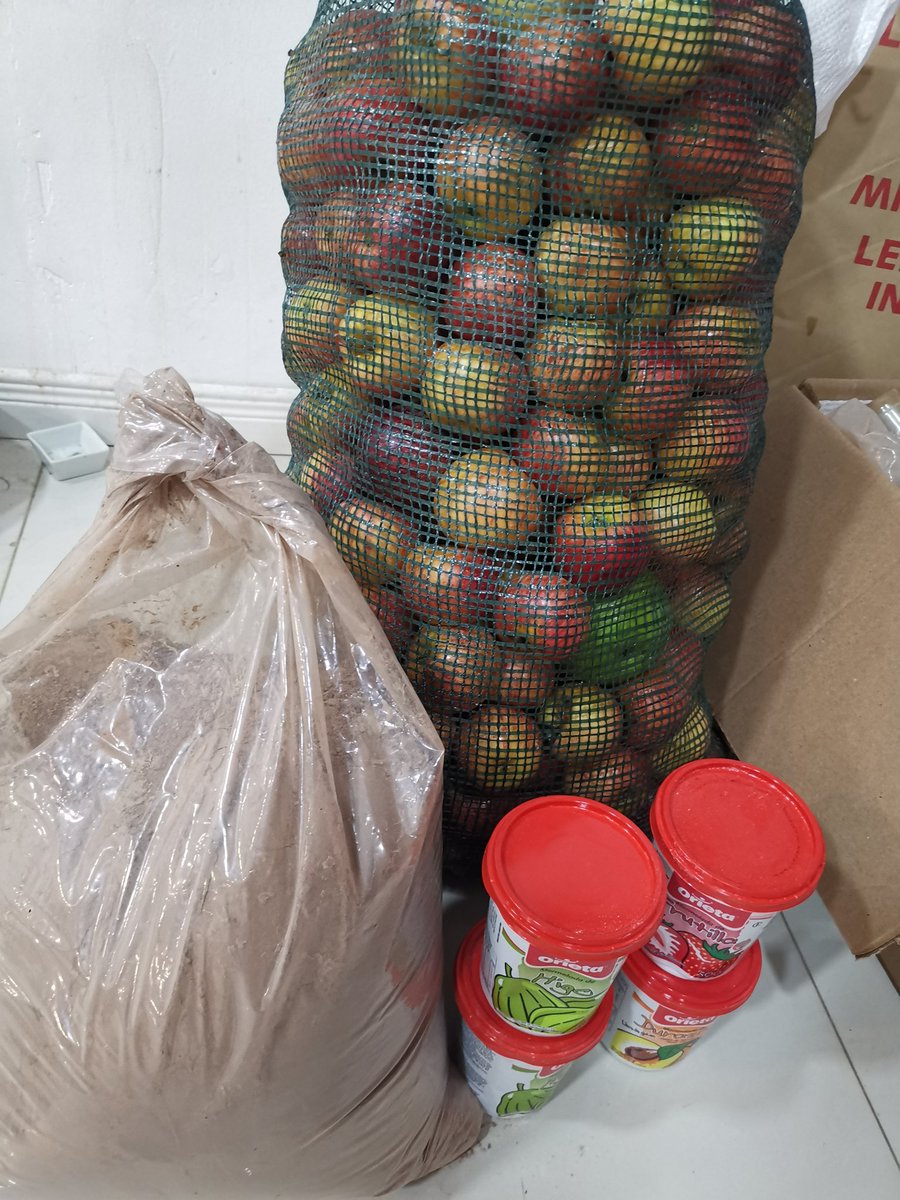 OllaHoy's tweet photo. En el día de hoy también recibimos la donación de #SoniaCayetano.
Todos juntos por una misma causa 🤝.
#Merendero
 #HoyPorTiMañanaPorMi
#AgradeceSuAyuda https://t.co/vojqCgPxj2