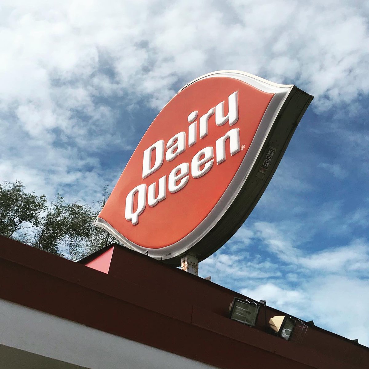 mcbill2471's tweet photo. It was a @dqcanada kind of warm afternoon - at the old school Aldershot DQ.  Kudos on the new @girlguidesofcan Chocolatey Mint Cookie Blizzard! #icecreamrun #treattime #happytastesgood  @ Dairy Queen (Treat) https://t.co/9KZ0uW4nMe… https://t.co/MixgANZaTt
