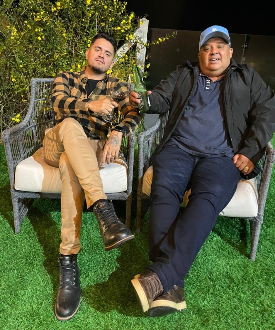 HeROficial's tweet photo. Bora começar a semana, mas antes uma pergunta: já ouviram o nosso EP 4 #CopoSujo nas plataformas digitais? Corre lá, que a semana só começa depois de ouvir uma moda! 🎶 https://t.co/XTHGxc4FN1