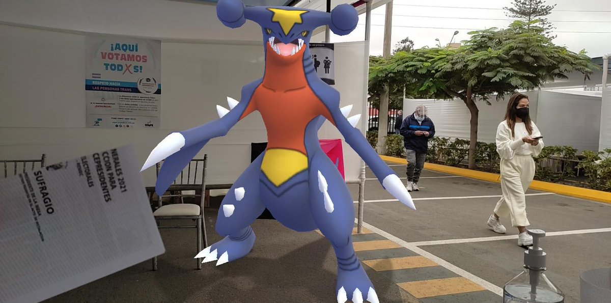 PoGoPeru's tweet photo. Concurso #ArmandoTaps de #PoGoPeru - Foto clasificada (2 de 3) Garchomp -muy responsable- entregando su cédula en plena votación. A qué horario le tocaba a los pokémon? Quizá de 11am a 5pm?  Vota para que gane @MarroquinGomero dando like a su foto! https://t.co/bjlZ62tcNQ