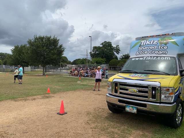tikizstpete's tweet photo. Thanks to Skyview Elementary for having @tikizstpete out to celebrate 5th Grade graduation/kick ball game!! https://t.co/MgWkersLck