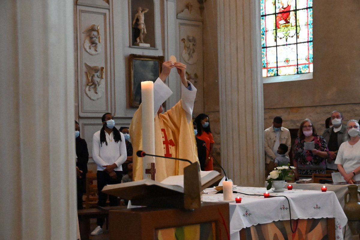 PereOlivierJ's tweet photo. Quelle joie de célébrer le #baptême de 6 enfants et que 12 communient au Corps du Christ pour la première fois, de les avoir vus grandir pendant la préparation et des parents se mettre aussi en route :
#dimanche #sacrements #CorpsDuChrist #Gennevilliers https://t.co/hwfh2kg8zF