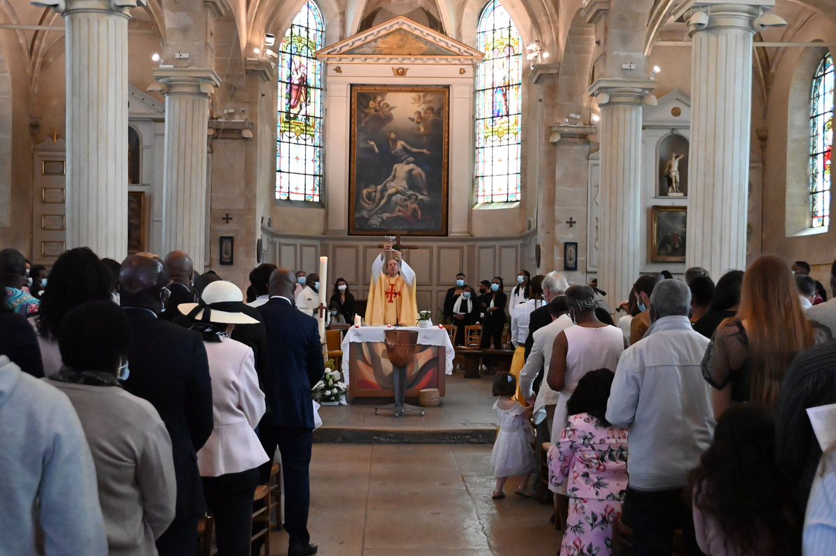PereOlivierJ's tweet photo. Quelle joie de célébrer le #baptême de 6 enfants et que 12 communient au Corps du Christ pour la première fois, de les avoir vus grandir pendant la préparation et des parents se mettre aussi en route :
#dimanche #sacrements #CorpsDuChrist #Gennevilliers https://t.co/hwfh2kg8zF