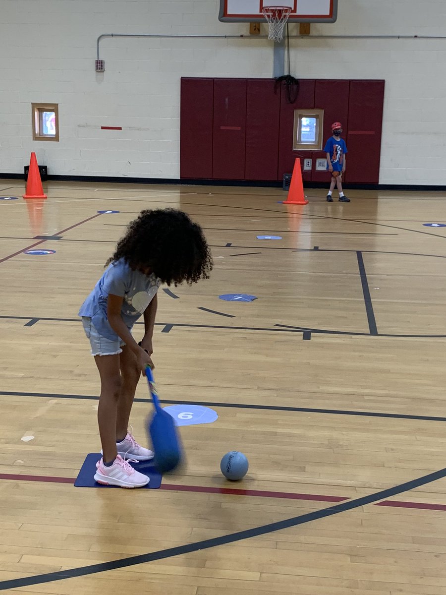 mrbnewmanpe's tweet photo. Grade 2’s stayed inside for some golf swing practice during our striking w/long handles unit. https://t.co/OjqlJVpVco