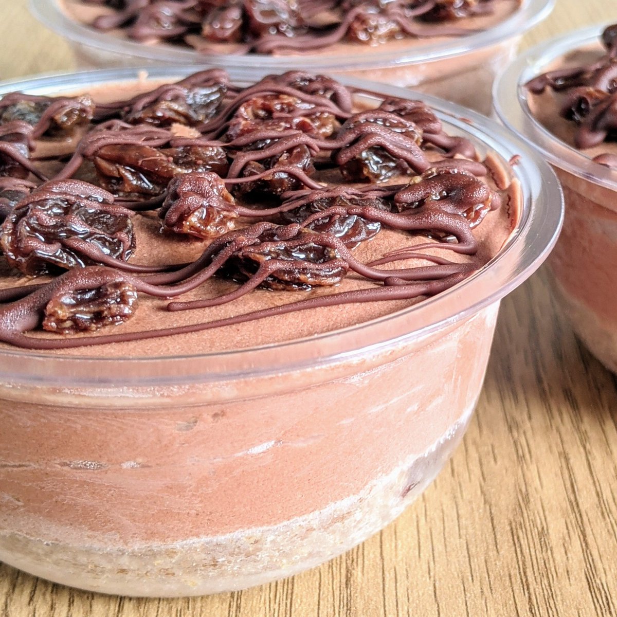 cococheesecakes's tweet photo. Our choc rum raisin cheesecake will be available for our Father's Day dispatch on Thursday 17th June! Build your box for UK shipping or Derby collection at https://t.co/BWg35UTHQn by Sunday.
π
#vegancheesecake #vegantreats #vegandessert #glutenfreevegan #derbyvegans #nottsvegans https://t.co/9ie107q3LX