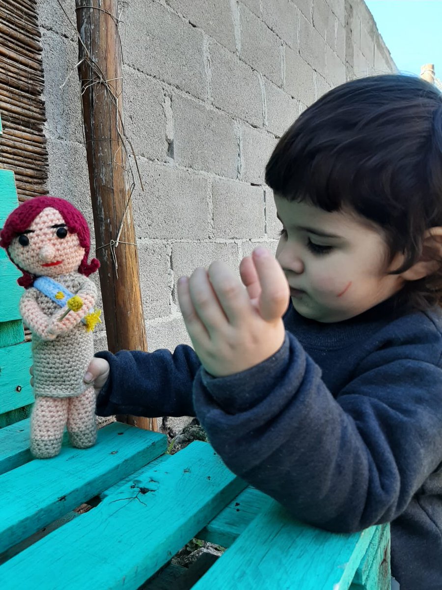 AdrianDemasi's tweet photo. Mi nieta Greta, con su muñeca preferida: la presidenta luchadora. @CFKArgentina #CristinaKirchner https://t.co/F07qC449r7