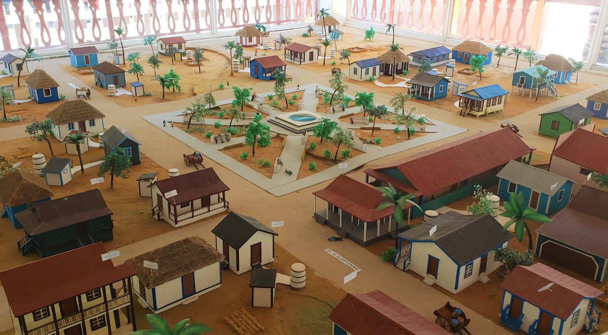 LA MAQUETA DE PAYO OBISPO. 

Esta representación a escala de la antigua ciudad de Payo Obispo, ofrece a los visitantes la oportunidad de remontarse a los orígenes de Chetumal en el Siglo XX, cuando se llamaba Payo Obispo, a través de sus pequeñas casas de madera de colores vivos.