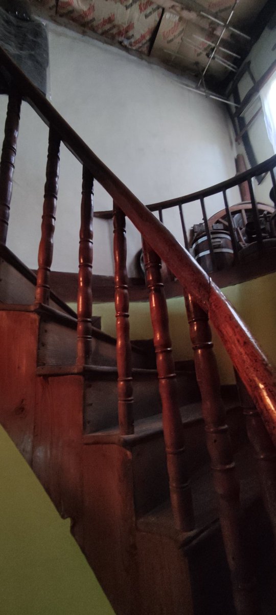 Ahşap küpeşte ve korkuluk detayı 
#ahsap #ahsapmerdiven #ahsapdetay 
#turkevi #eskiturkevi #rolove #restorasyon