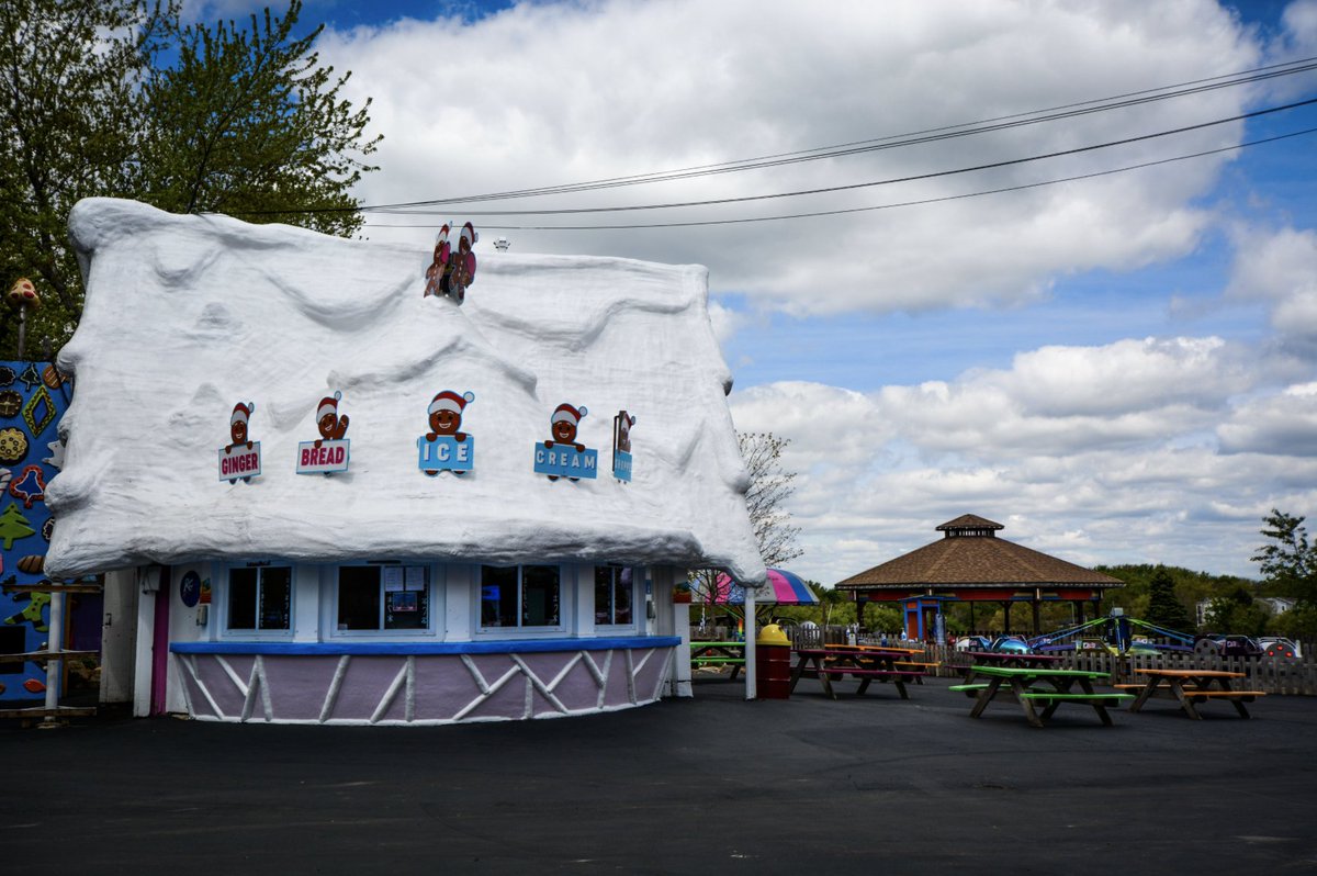 SantasVillageIL's tweet image. Everyone's favorite pit stop when it comes to getting a refreshing scoop of ice cream, the Gingerbread Ice Cream Shoppe. 😋

What's your go-to ice cream order while visiting? 🍦

(bit.ly/2C5ziTX)
#SantasVillageIL #IllinoisFamily #SweetTreat #SummerSnacks