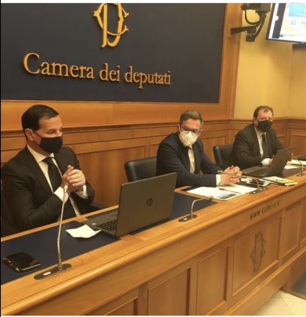 DanieleImprota's tweet photo. #leadership #natividigitali by @AngeloDeianaTW 
#leader #servono
#Credibilità #competenza #altruismo.@Drittorovescio_ @RaiPortaaPorta @tagadala7 @Cartabiancarai3 @fuoridalcorotv @redazioneiene @Unomattina @mattino5 @CoffeeBreakLa7 @OttoemezzoTW @Focus_it #ConfassociazioniDigital https://t.co/xUTtTPigPq