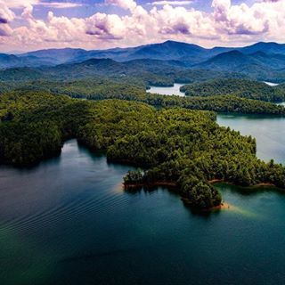 BlueWatersMtnL's tweet photo. There's a sense of calm that only Lake Santeetlah can bring.😌

#lakesanteetlah #travel #hospitality #vacation #hotellife #resort #hotelroom #holiday #food #lake #picoftheday #hotelsandresorts #bluewatersmountainlodge https://t.co/itKcCVJGRE