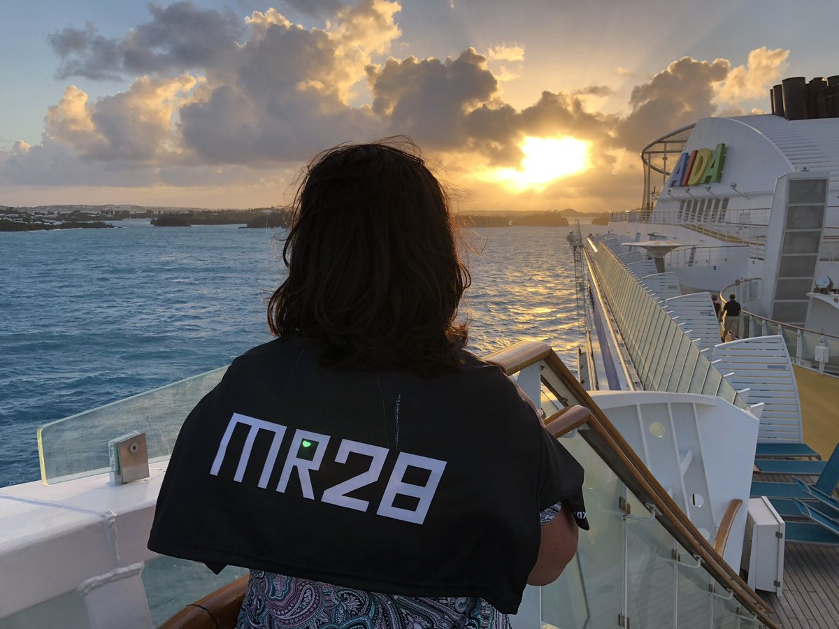 maxreisofficial's tweet photo. #sunset @aida_de #bermuda
#fanshirt #MaxReis #MR28
@FRIUM @ADAC @microscooters
@markfrei #Racing #Motorsport https://t.co/cy7hylbQ8g