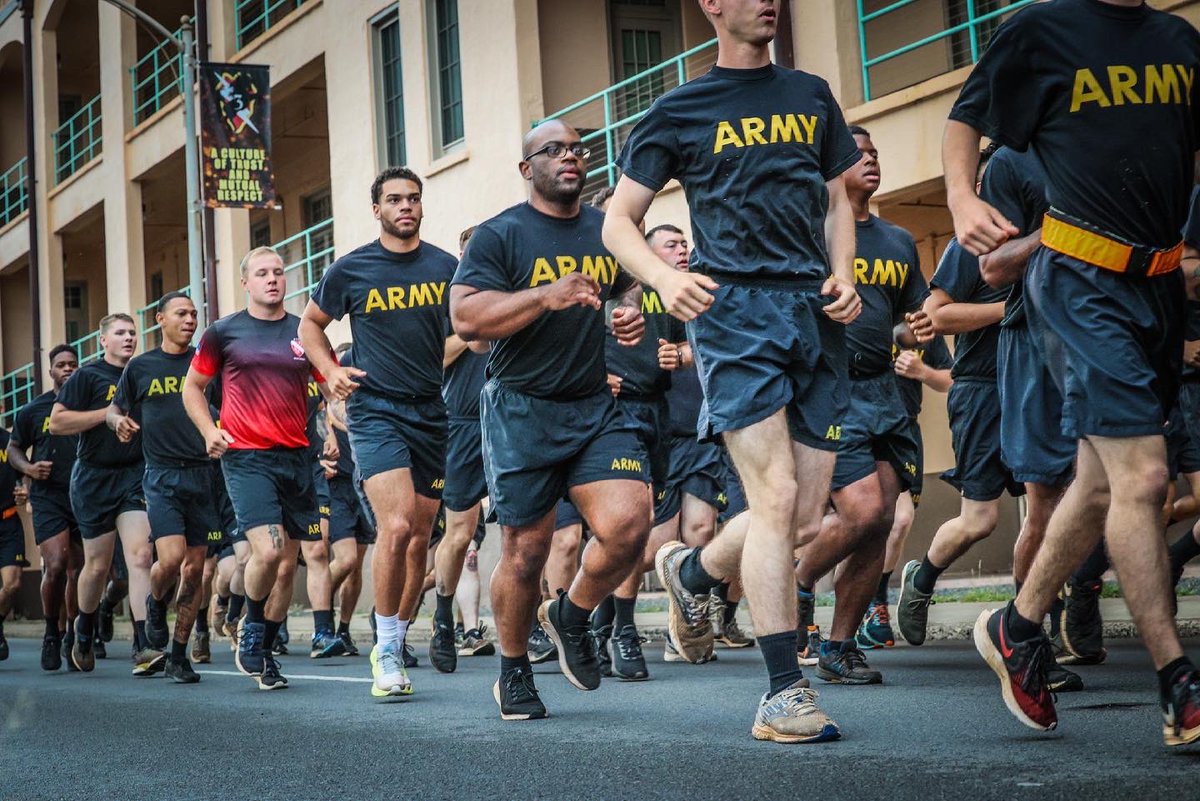 25thDivarty's tweet photo. #TeamTooStrong ⚡️🏃‍♂️ 

Friday morning @3_7_FA conducted a 4 mile run in order to increase esprit de corps, cohesion, promote physical fitness, and have one last run with the Battalion Commander, LTC John C. Gwinn, before his change of command in the following weeks #StrikeHard https://t.co/wHB4LVRiCq