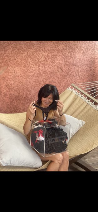 Alors combien de string dans cette bo&icirc;te ? 6 mois d abonnement offert &agrave; @swamecom et l un de mes strings<a href="/tag/love"class="tags"><span>#love</span></a><a href="/tag/couplegoals"class="tags"><span>#couplegoals</span></a><a href="/tag/nathaliegabano"class="tags"><span>#nathaliegabano</span></a>