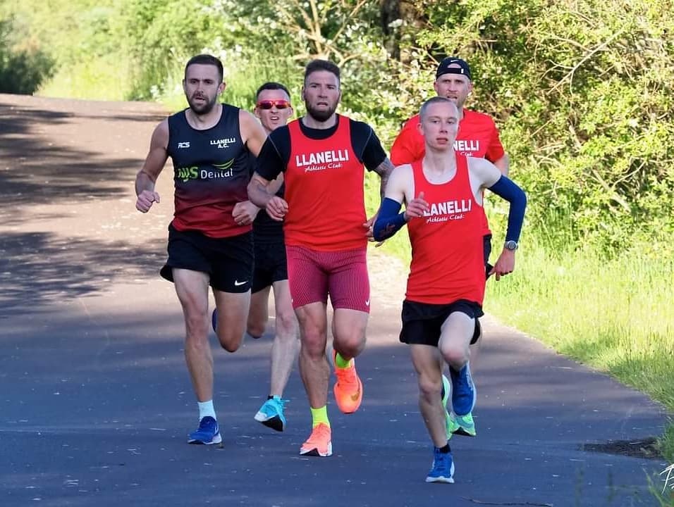 MarathoningBull's tweet image. Halfway at the races

#staytasty #asicsfrontrunneruk #5kpain #wearezouma #districtvision #maurten #maurten_official instagr.am/p/CP1NftINuJf/