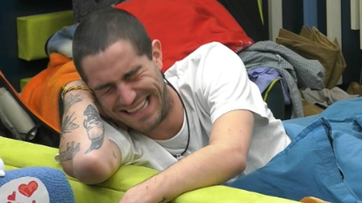 eu_phoriaa_'s tweet photo. "ma son qua fuori?"
"no è un fotomontaggio, hanno allestito a Milano"

Sto morendo sono proprio sconvolti 
#isola #tommasozorzi https://t.co/NEM9ZRRwXK