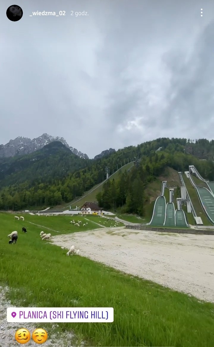 SkiJumpGirl_PL's tweet photo. Robi się niezły tłum w #Planica / #Słowenia 🇸🇮
Virag #Voros 🇭🇺 Reprezentacja Kobiet z Kanady 🇨🇦 Reprezentacja Kobiet z Polski 🇵🇱 oraz Reprezentacja Panów z Czech 🇨🇿
#skijumpingfamily https://t.co/7op5wj4iBY