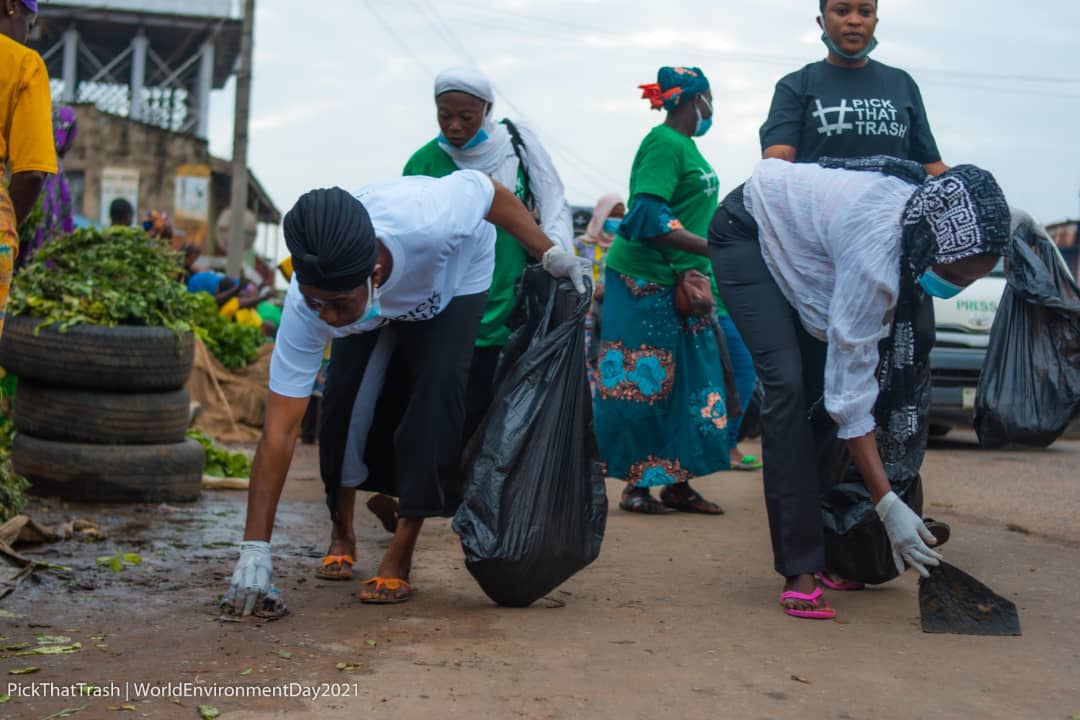 humanitarian_bs's tweet photo. In the light of social media uncertainty in Nigeria, my team &amp; I @TrashHaters recovered over 2,942 bags of waste from some areas in Ilorin, Kwara State to commemorate #WorldEnvironmentDay 2021 in partnership with the State Government🤝

Please #KeepitOn for more impacts!

Qees🌹 https://t.co/kfoPFNKUD5