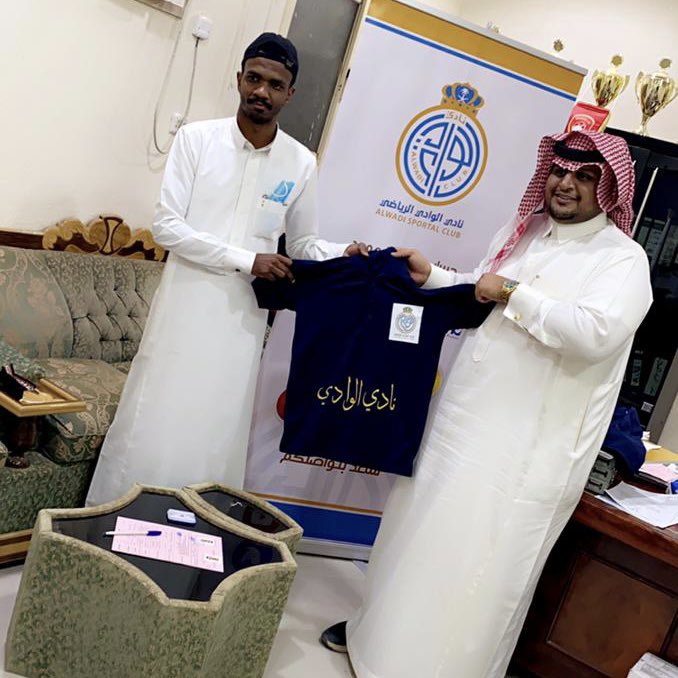 alwadisclub's tweet photo. 🥇
ضمن الاستعدادات للموسم الرياضي القادم
قام سعادة رئيس نادي الوادي
الأستاذ عبدالرحمن بن منصور ال وثيلة
بالتوقيع مع اللاعب عيد صقر سعود   
للعب في صفوف النادي متمنين له التوفيق 
. https://t.co/gaOdRmtUlI