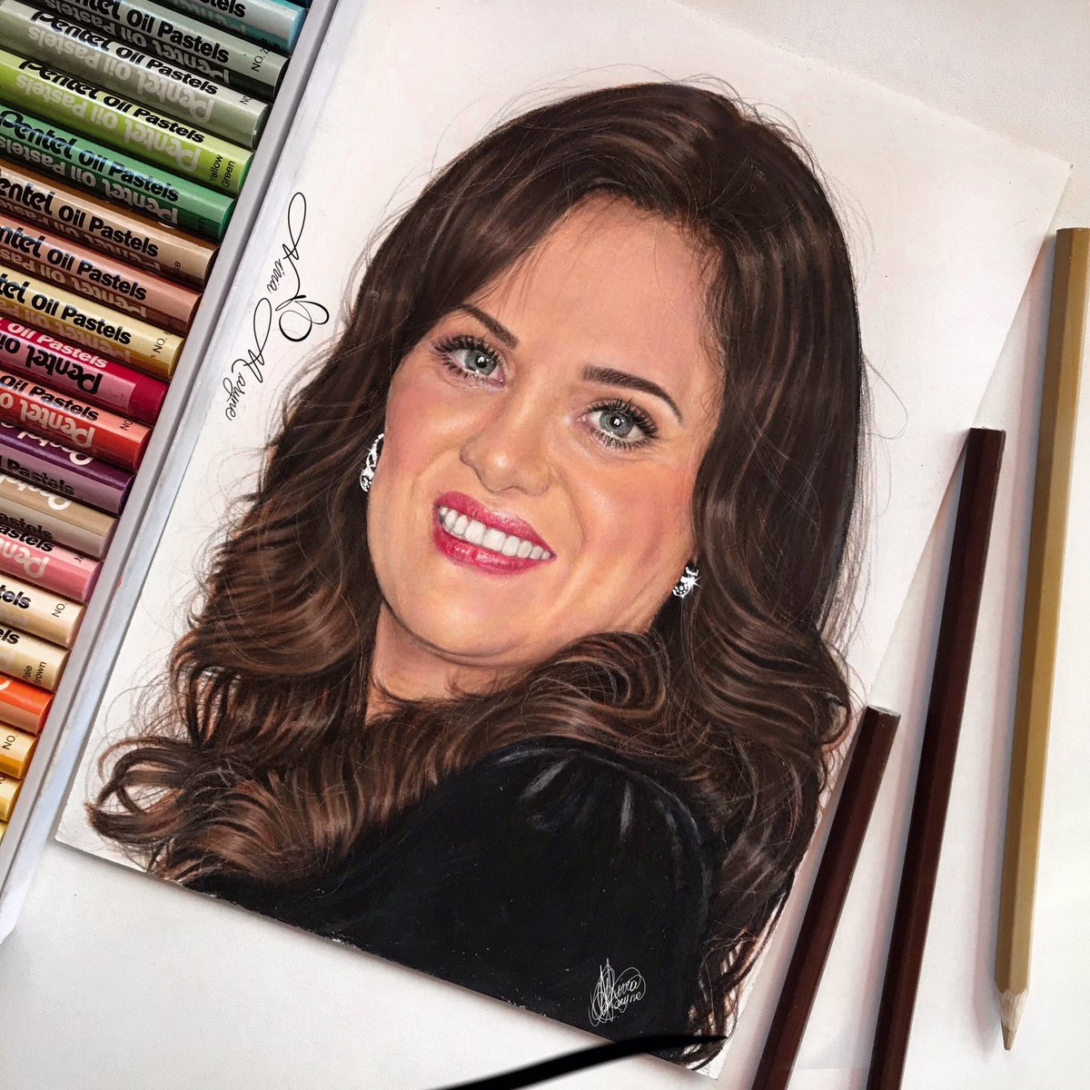 NiviaMaryne's tweet photo. Dibujo de la Reina @ebuenfil como su personaje Mercy Cabrera 
.
Espero que les gusten ⚡️
( Me ayuden a mencionarla en los comentarios, quizás lo vea y también a las Buenfileras ) ✨
.
.#tiktok #reina #dibujo #instagram #instaartist https://t.co/PKzAUbcqEl