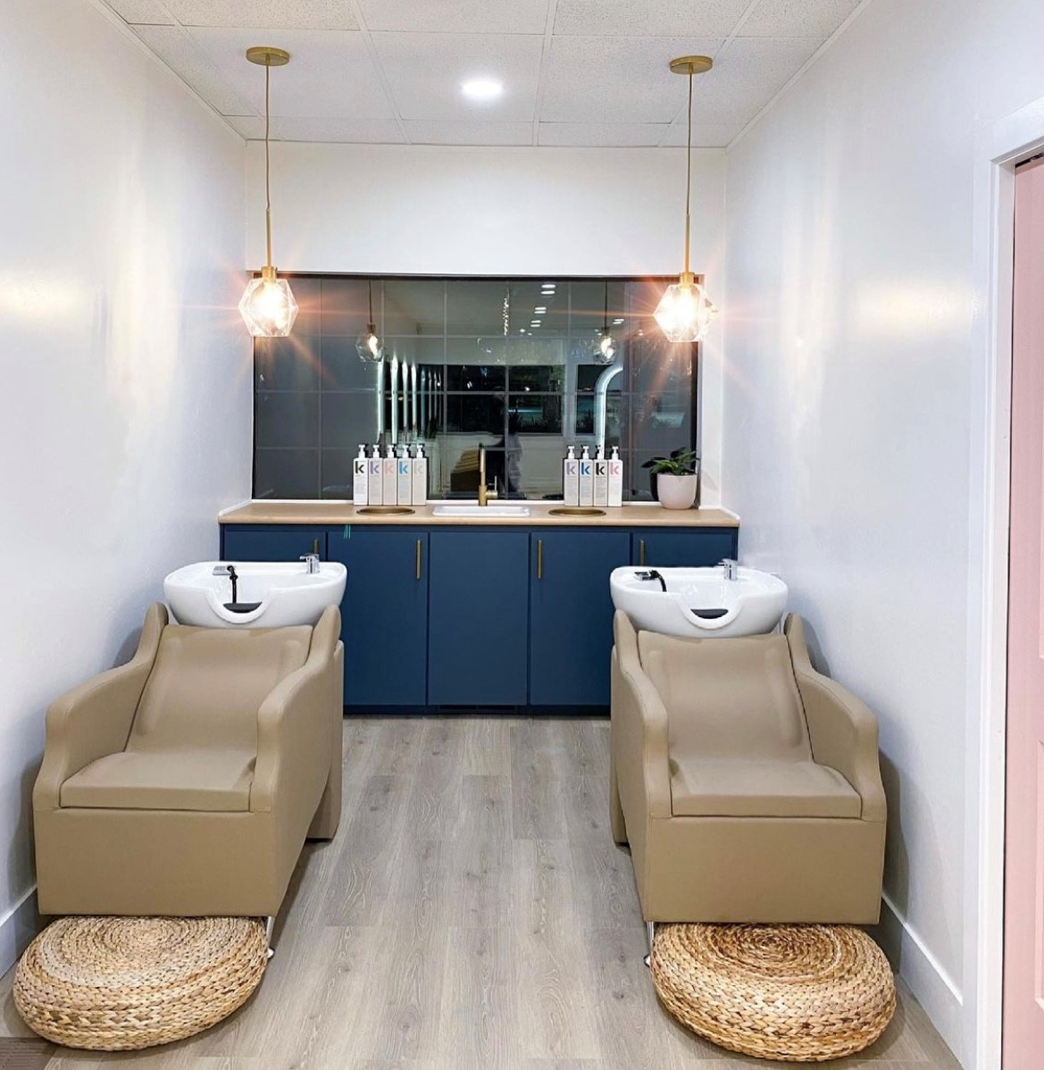 Spotted: Avant Shampoo Systems in cashmere at the gorgeous Wildflower Beauty + Boutique in El Dorado Hills, CA! 💕✨
