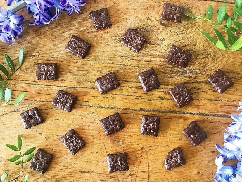 PeakzUK's tweet image. Key facts about our crunchy squares:
🇬🇧 Made in the UK  
🌍 Rainforest Alliance Certified Cocoa
🌿 No artificial ingredients 
⬇️🍯 46% less sugar than top 5 commercial chocolate bars 
🍫 6 epic flavours to choose from